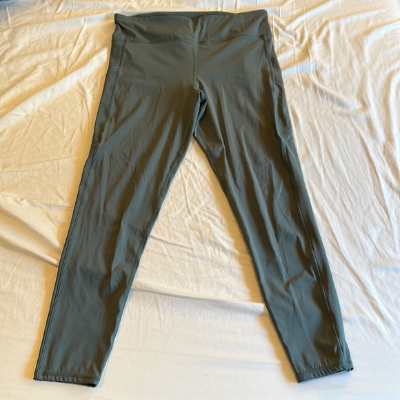 SOLD - Vuori Stride Leggings Size Large - Picture 2 of 6